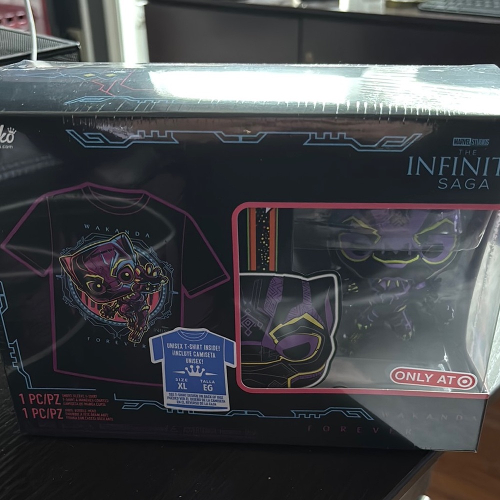 Marvel Infinity Saga T-Shirt and Figure Set
